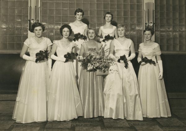 Deb Presentation of former Form V girls (from 1954) to Dame Pattie Menzies at Hawthorn Town Hall. Back row, left to right: Margaret Sprake and Judith Taylor Front row, left to right: Joyce Rowe, Carleen Urquhart, Dame Pattie Menzies, Wendy Williams, Pam Bellamy. Many thanks to Pam Alderson (née Bellamy) for this wonderful photo.